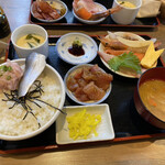 おさかなセンター イチノイチ - 海鮮の具は一旦皿にステイします。