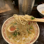 鳥田中 - 鳥スープ（白湯）そば、麺の箸上げ