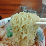 ちばき屋 - スープをリフトする麺