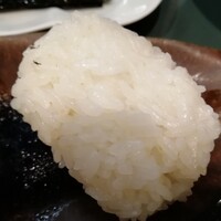 北新地 君しま - 龍の瞳のおにぎり。よく見ると、ごはん粒が大きいのが分かります。これが舌の上をおにぎりが滑るような食感になる秘密なんだと思います。