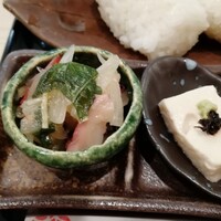 北新地 君しま - タコと野菜の酢和え？酢漬け？ 複雑で繊細でオトナ向けの味ですね。一番のお気に入りです。右側は、ごま豆腐です。これもおいしい。