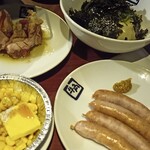 牛角 - ウインナーとコーンと冷奴。ここ当たりから肉は飽きてきました