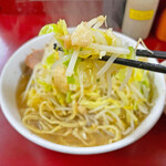 ラーメン二郎 - 味付きアブラと野菜が旨いです