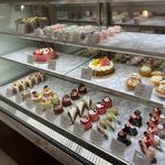 BIJOURIE - お店に入るとお店の名前のように宝石(ビジュー)のように綺麗なケーキとお菓子が並んでました。
       
