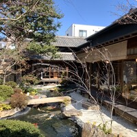 炭焼うな富士 白壁別邸 - 住宅街の一角に、こんな素敵な古民家とお庭が。
