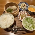 日々の中華食堂 - キマグレ定食：油淋鶏、点心2種（野菜餡、餅米と豚挽肉）、イカと葱の和え物、ザーサイ、アサリとアオサのスープ、マンゴー・プリン