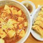 ぎょうざの満洲 - 辛マーボ豆腐ラーメンと焼餃子