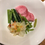 鳴子ホテル - 漬物４種。赤かぶがまた絶妙。漬物はビールがはかどるっ！