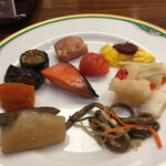 鳴子ホテル - ぜんまい煮たの美味しかった〜。茄子の味噌炒め美味しい〜。少しずつ取り分けて残さず。