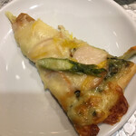 鳴子ホテル - チキンのピザ。ビールジョッキに一切れ。