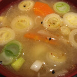 鳴子ホテル - あら汁。あらは見えないけどドッサリ入っています。そしてネギがドッサリ。
      美味い〜〜〜