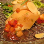 IL TEATRINO DA SALONE - 帆立とフォアグラ　アッフミカート：燻製したフォアグラと帆立貝、白バルサミコ酢と苺のソースで2