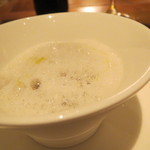 IL TEATRINO DA SALONE - ルマーケ（エスカルゴ）　パンチェッタ カプチーノ：エスカルゴ、パンチェッタのカプチーノとヘーゼルナッツと赤玉葱のヴィネガー漬けを混ぜ込んだマッシュルーム・ソースで1