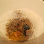 IL TEATRINO DA SALONE - ルマーケ（エスカルゴ）　パンチェッタ カプチーノ：エスカルゴ、パンチェッタのカプチーノとヘーゼルナッツと赤玉葱のヴィネガー漬けを混ぜ込んだマッシュルーム・ソースで2