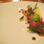 IL TEATRINO DA SALONE - 仔牛のサルサ　ボッタルガ：仔牛フィレ肉のロースト、鮪のカラスミのソース、空豆とピスタチオ、アンディーヴ、ディルと共に1