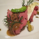 IL TEATRINO DA SALONE - 仔牛のサルサ　ボッタルガ：仔牛フィレ肉のロースト、鮪のカラスミのソース、空豆とピスタチオ、アンディーヴ、ディルと共に2