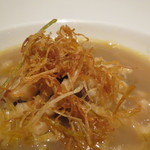 IL TEATRINO DA SALONE - パッサテッリ イン ブロード：ホロホロ鳥のスープ、ポロ葱のフリットを乗せて1