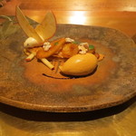 IL TEATRINO DA SALONE - 紅玉のスフォリアータ：キャラメリゼした紅玉のパイ　カルヴァドス風味、キャラメルのジェラートと1