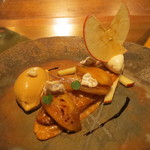 IL TEATRINO DA SALONE - 紅玉のスフォリアータ：キャラメリゼした紅玉のパイ　カルヴァドス風味、キャラメルのジェラートと2