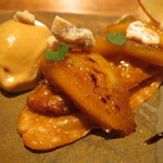 IL TEATRINO DA SALONE - 紅玉のスフォリアータ：キャラメリゼした紅玉のパイ　カルヴァドス風味、キャラメルのジェラートと3