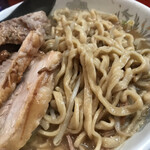 ラーメン二郎 - 平打ちウェーブ麺ワッシワシ美味し！