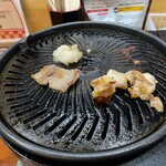 焼肉 香梅 - 焼いてるとこ