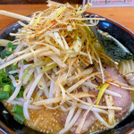 麺 まる井 - 味噌ラーメン900円 辛ねぎ150円 中盛50円