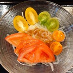 Nihachi Soba Shouan - カラフルトマトとオニオンスライス