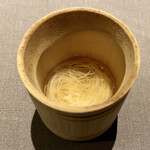 茶禅華 - 香虎竹茶：竹の香りがするお茶とだしのスープに極細素麺