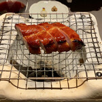 茶禅華 - 蜜汁叉焼：飴がけ叉焼の炭火焼き…香ばしく肉汁たっぷり