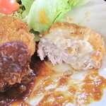 千石 - ディクセルかつの断面図。上はクリームコロッケ、下はヒレかつ