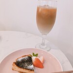 Lily Planet Cafe - バスク風チーズケーキ/カフェオレ(豆乳)