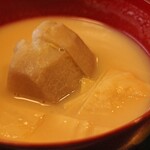 馳走 きむら - 海老芋と湯葉の白味噌仕立てのアップ。