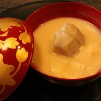 馳走 きむら - お椀ものは海老芋と湯葉の白味噌仕立て。