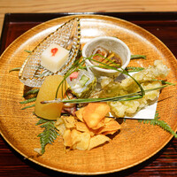 京味 もと井 - ユリ根豆腐、ナマコ酢、フキノトウの天ぷら、くわいチップス、数の子、タコの柔らか煮、ヒラメのおぼろ昆布巻き