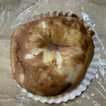 パン&デリ デマージ - ラズベリークッキークリチケーキのベーグル♪
