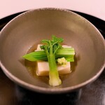 柳生の庄 - 料理写真:ごま豆腐にうるいとたらの芽のあしらいがお上手。