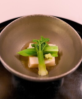 Yagyuuno Shou - ごま豆腐にうるいとたらの芽のあしらいがお上手。