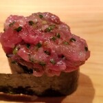 鮨 さかい - ⑳(鮨)本鮪中落ち(北海道戸井産、延縄、やま幸、208kg)と芽葱の軍艦巻き
      脂ののった中落ちを山葵と合わせたすっきり後味仕上げ
      個人的には本鮪尽くしでなくても良いかな