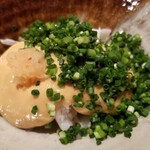 鮨 さかい - ⑦虎河豚(福岡県鐘崎産)、裏漉し鮟肝(北海道余市産)掛け、芽葱載せ
      裏漉しの鮟肝に酢を加えた鮟肝マヨネーズ！
      旨みのある天然虎河豚にジャストミート！
      円やか、かつ、濃厚な旨みにKO！