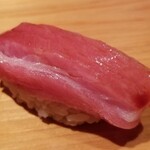 鮨 さかい - ⑭(鮨)本鮪大トロ(北海道戸井産、延縄、やま幸、208kg)
      ネタを常温に戻し、口に入れると溶け始めます
      本鮪らしい酸味が感じられ、脂の旨みと薫りが引き立ちます
      でも個人的には大トロより中トロかな
