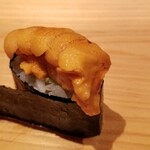 鮨 さかい - ⑱(鮨)蝦夷馬糞雲丹(北海道根室産)軍艦巻き
      産卵期は夏～秋、旬は初夏～夏
      舌の上にのせ5秒ホールドして味わいます
      濃厚な甘みとコク、後味に複雑な雑味を少し顔を出す蝦夷馬糞雲丹らしい味わい