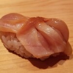 鮨 さかい - ⑥赤貝(山口県宇部産)
      産卵期は初夏～夏、旬は冬~春
      瀬戸内海産の貝類や雲丹は日本海や大平洋側に比べると味わいが穏やか
      閖上の様な個性は無いが、臭み無く食べ易い