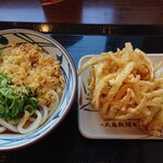 Marugame Seimen - ぶっかけ並盛(温)、野菜かき揚げ・ちく天