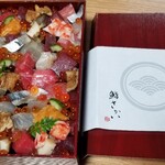 鮨 さかい - 【お土産】ちらし寿司(税込1万円)
      本日のネタがぎっしり詰まったちらし寿司
      妻がもの凄い勢いで食べました
      (((*≧艸≦)ﾌﾟﾌﾟｯ
      