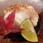 鮨 さかい - ⑮(肴)炭火焼き赤甘鯛(山口県萩産)、酢橘添え
      産卵期は初夏～秋、旬は晩秋～晩春
      雌で産まれて大型化すると雄に性転換
      白甘鯛は上品な旨み&甘み、赤甘鯛は濃いめな旨み&甘みが特徴
      上手に焼いてあります