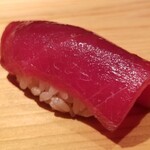 鮨 さかい - ⑫(鮨)本鮪赤身ヅケ(北海道戸井産、延縄、やま幸、208kg)
      日本近海での産卵期は春～夏、旬は初秋～冬
      赤身独特の風味とコクがあります
      軽く漬けにされておりますが、酸味は仄かにあり、旨みが華やかです
