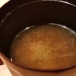 鮨 さかい - ⑲お味噌汁(松葉蟹で取った赤出汁)
      松葉蟹の殻から取った出汁は旨みが濃厚
      生臭さが無いので、一度焼いてから使っているかと思ったら、全て洗いのみで使っているそう
      凄く丁寧に洗う必要があり仕込みは大変そう