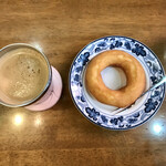 平岡珈琲店 - 百年ドーナツ 冷製コーヒー 上から