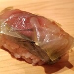 鮨 さかい - ⑰(鮨)〆真鯖(韓国済州島産)&大葉、白昆布載せ、削り柚子皮掛け
      産卵期は春～初夏、旬は秋～冬
      サシの入った身は柔らかくも弾力があり、脂のりが濃厚でコクのある旨みが押し寄せてきます